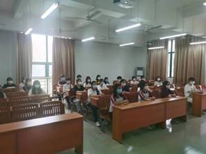 增城校区同学们专心致志地观看中国共产主义青年团成立100周年大会现场直播