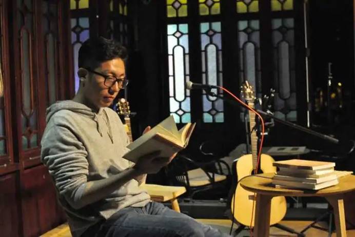 陈润庭,华商学院2012级汉语言文学专业学生,2016年毕业后,考取暨南大学中国现当代文学专业硕士研究生,2018年作为暨南大学交换生前往台湾学习,2019年获文学硕士学位。今年7月,被北京师范大学拟录取为中国现当代文学专业博士研究生。现为广东作协会员,羊城晚报粤派批评特约评论家。